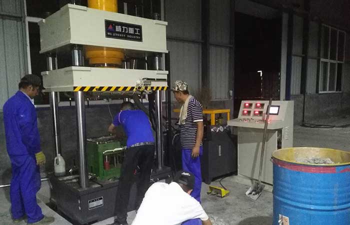 315噸樹(shù)脂井蓋成型液壓機(jī)