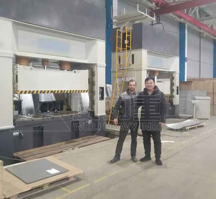 框架式液壓機(jī)客戶來場考察